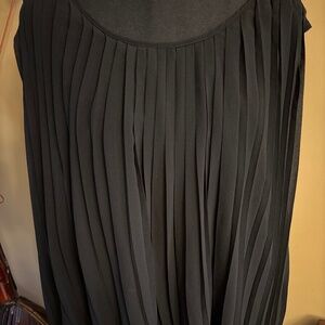 Sleeveless pleated top